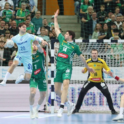 Ludvig Hallbäck beim Sprungwurf.