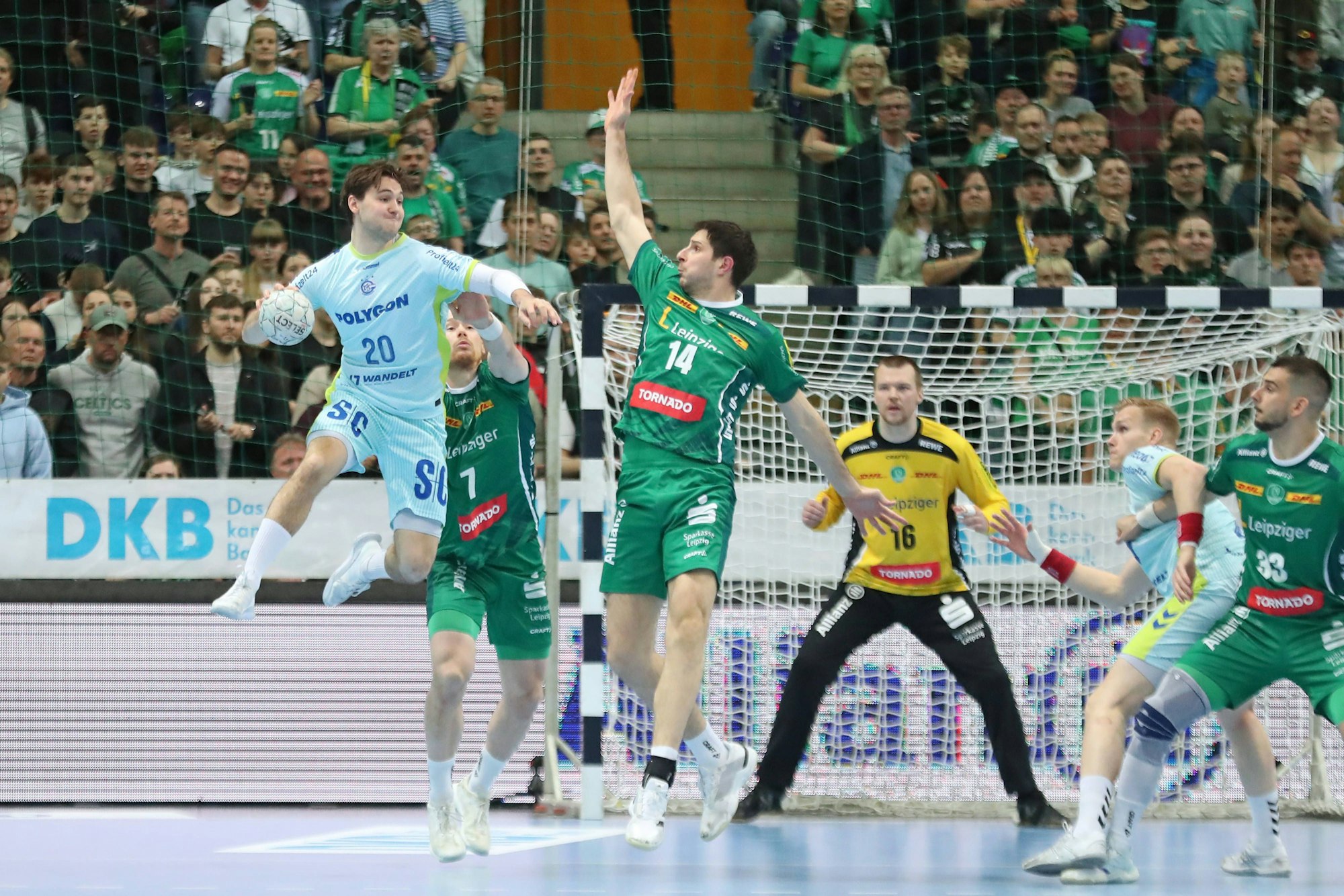 Ludvig Hallbäck beim Sprungwurf.