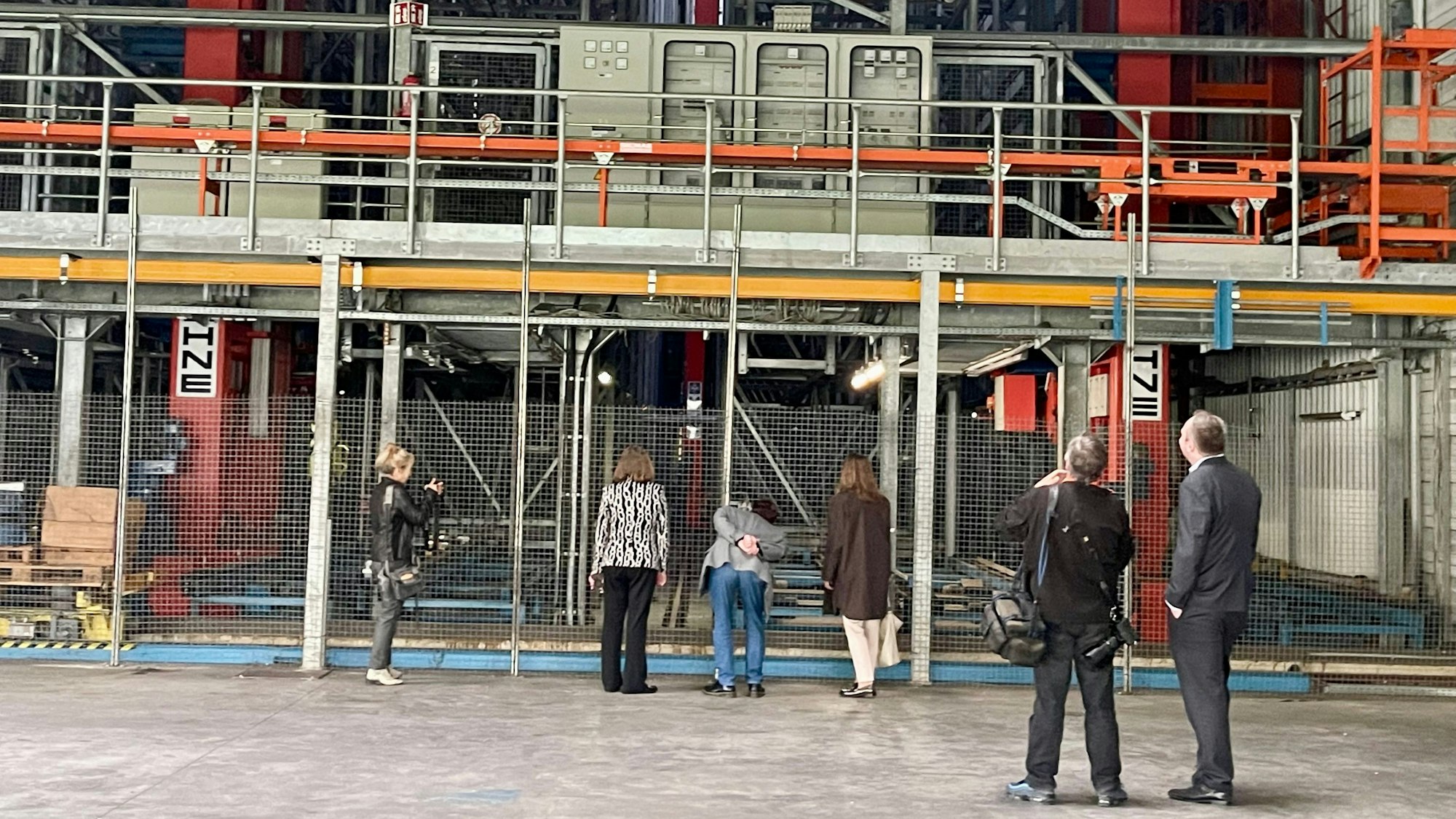 Das Hochregallager soll wieder in Betrieb gehen. Plaatz für 9500 Paletten gibt es hier.