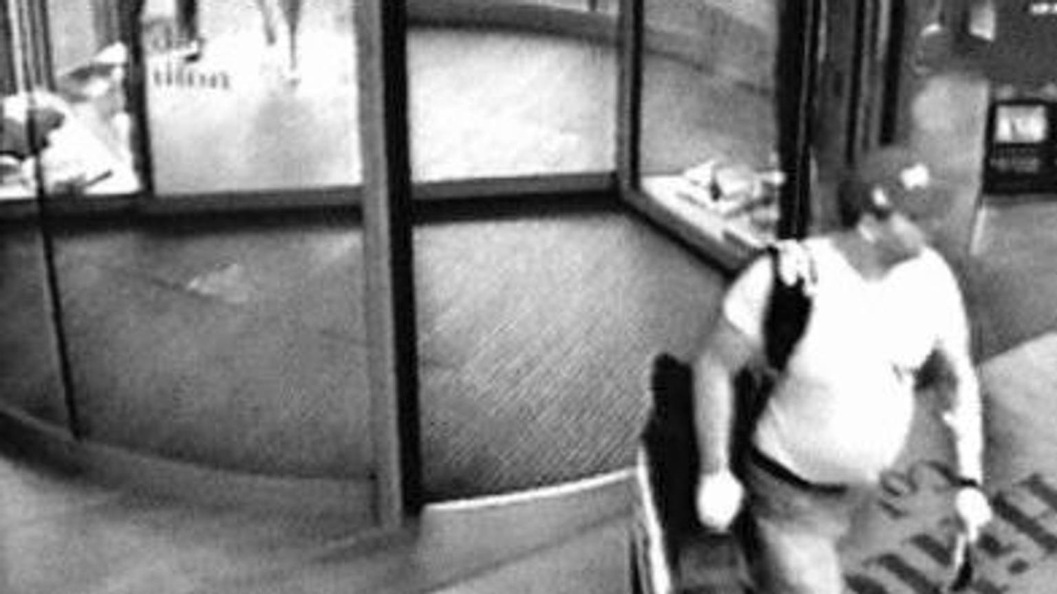 Die Überwachungskamera in der Hotellobby filmt den Mörder, der unter falschem Namen ein Zimmer gebucht hat.