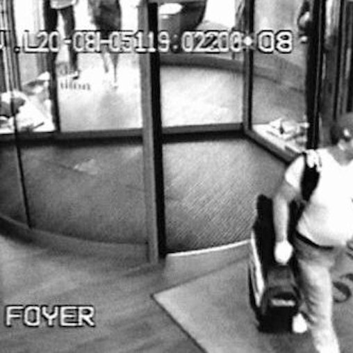 Die Überwachungskamera in der Hotellobby filmt den Mörder, der unter falschem Namen ein Zimmer gebucht hat.