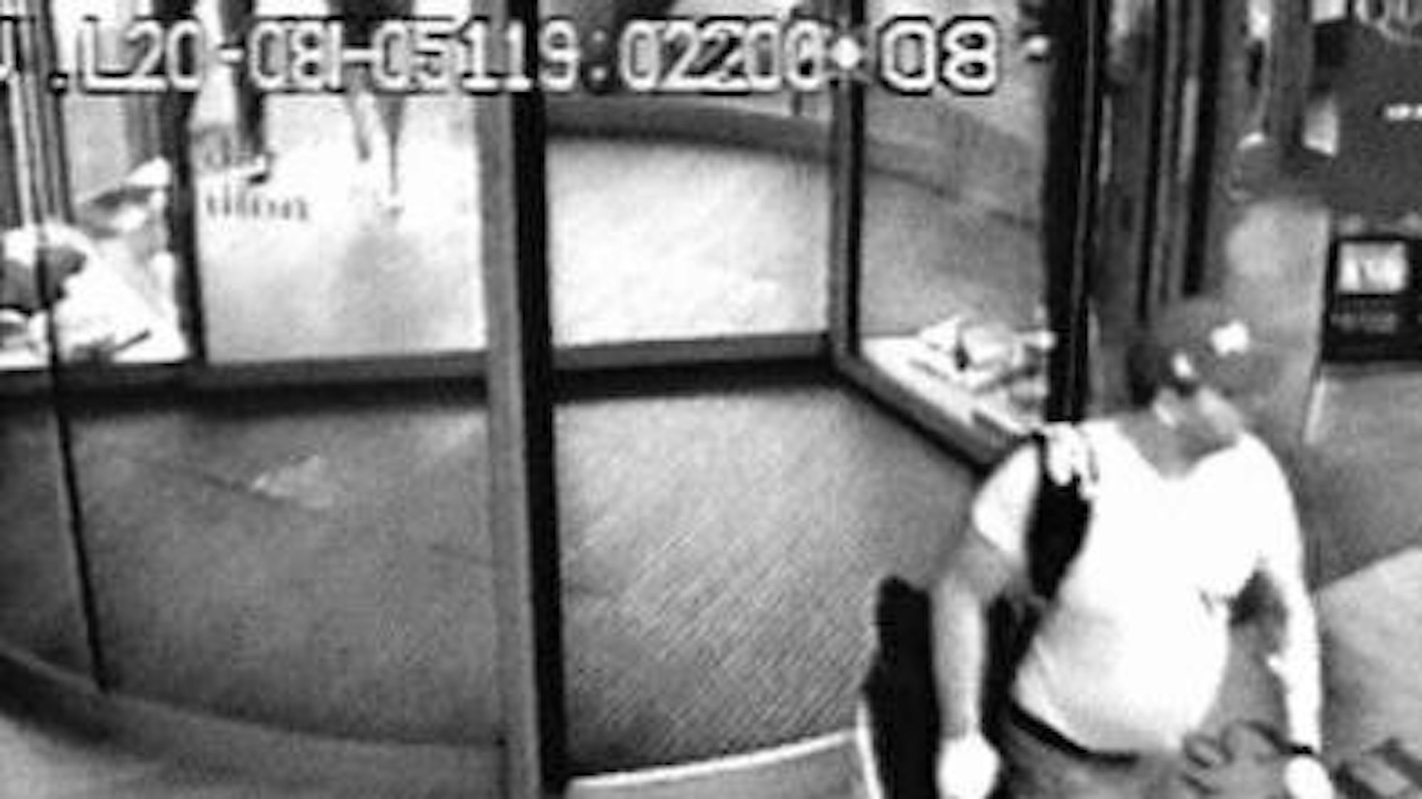 Die Überwachungskamera in der Hotellobby filmt den Mörder, der unter falschem Namen ein Zimmer gebucht hat.