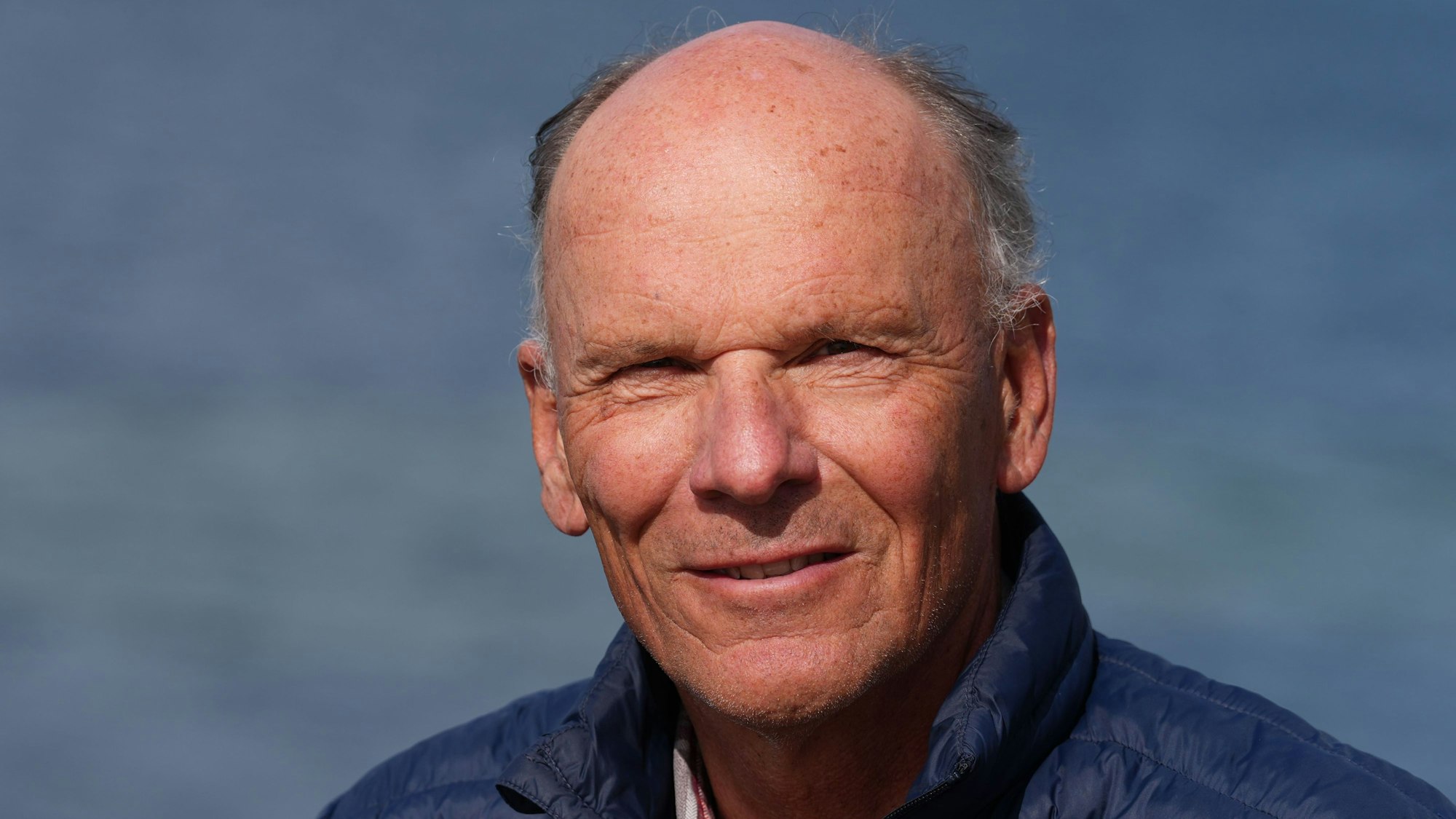 Boris Culik, Meeresbiologe, sitzt am Ostseeufer in Heikendorf.