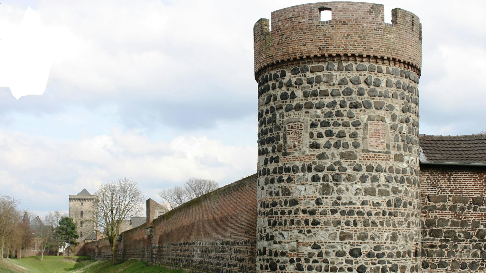 Die Stadtmauer der Feste Zons.