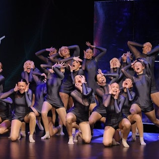 Die Jazz-Lights aus Bergisch Gladbach tanzen auf einer Bühne.