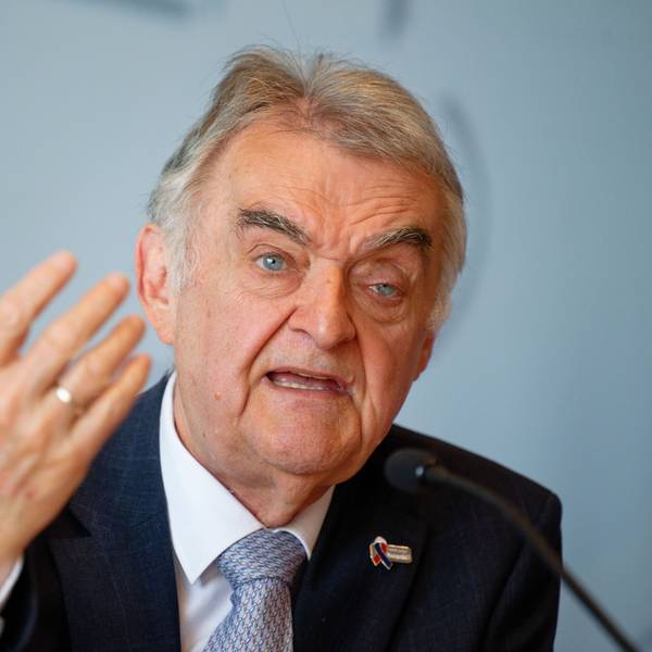 Herbert Reul (CDU), Innenminister von Nordrhein-Westfalen, sitzt bei einer Pressekonferenz zur Vorstellung des NRW-Verfassungsschutzberichts 2025 auf dem Podium.