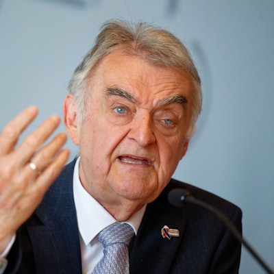 Herbert Reul (CDU), Innenminister von Nordrhein-Westfalen, sitzt bei einer Pressekonferenz zur Vorstellung des NRW-Verfassungsschutzberichts 2025 auf dem Podium.