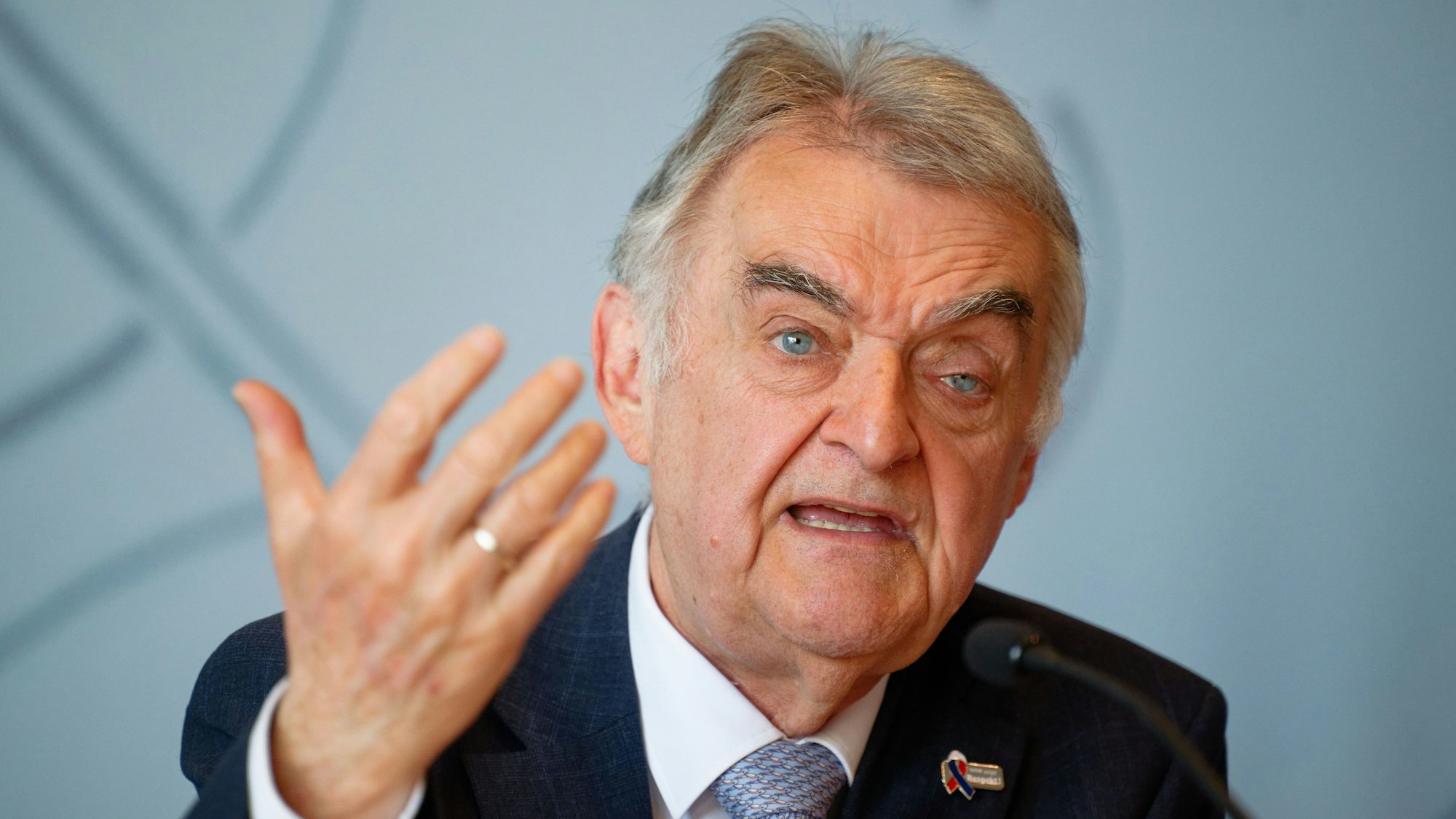 Herbert Reul (CDU), Innenminister von Nordrhein-Westfalen, sitzt bei einer Pressekonferenz zur Vorstellung des NRW-Verfassungsschutzberichts 2025 auf dem Podium.