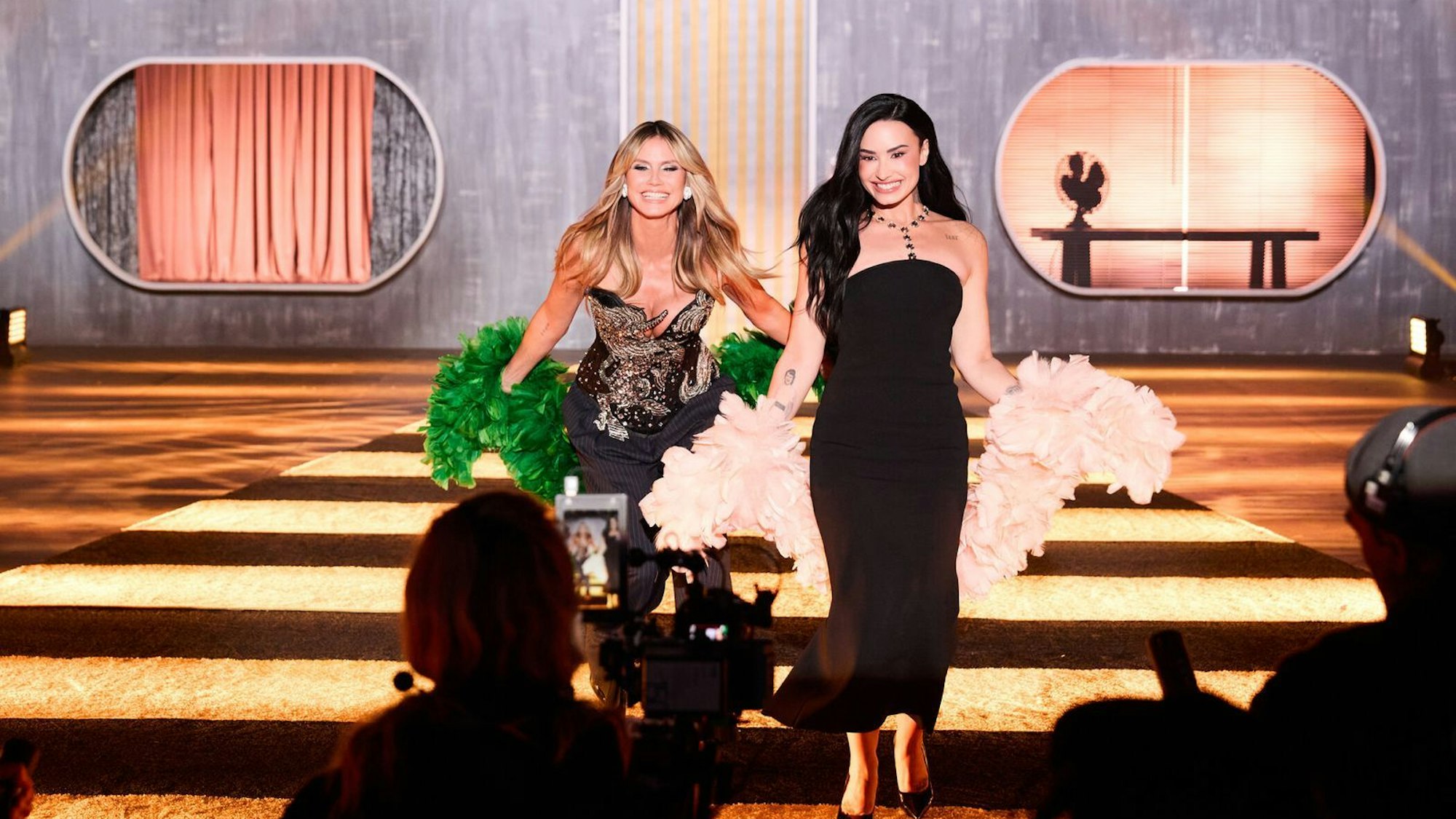 Heidi Klum (links) und Gastjurorin Demi Lovato wollten die Models auf dem Laufsteg tanzen sehen.