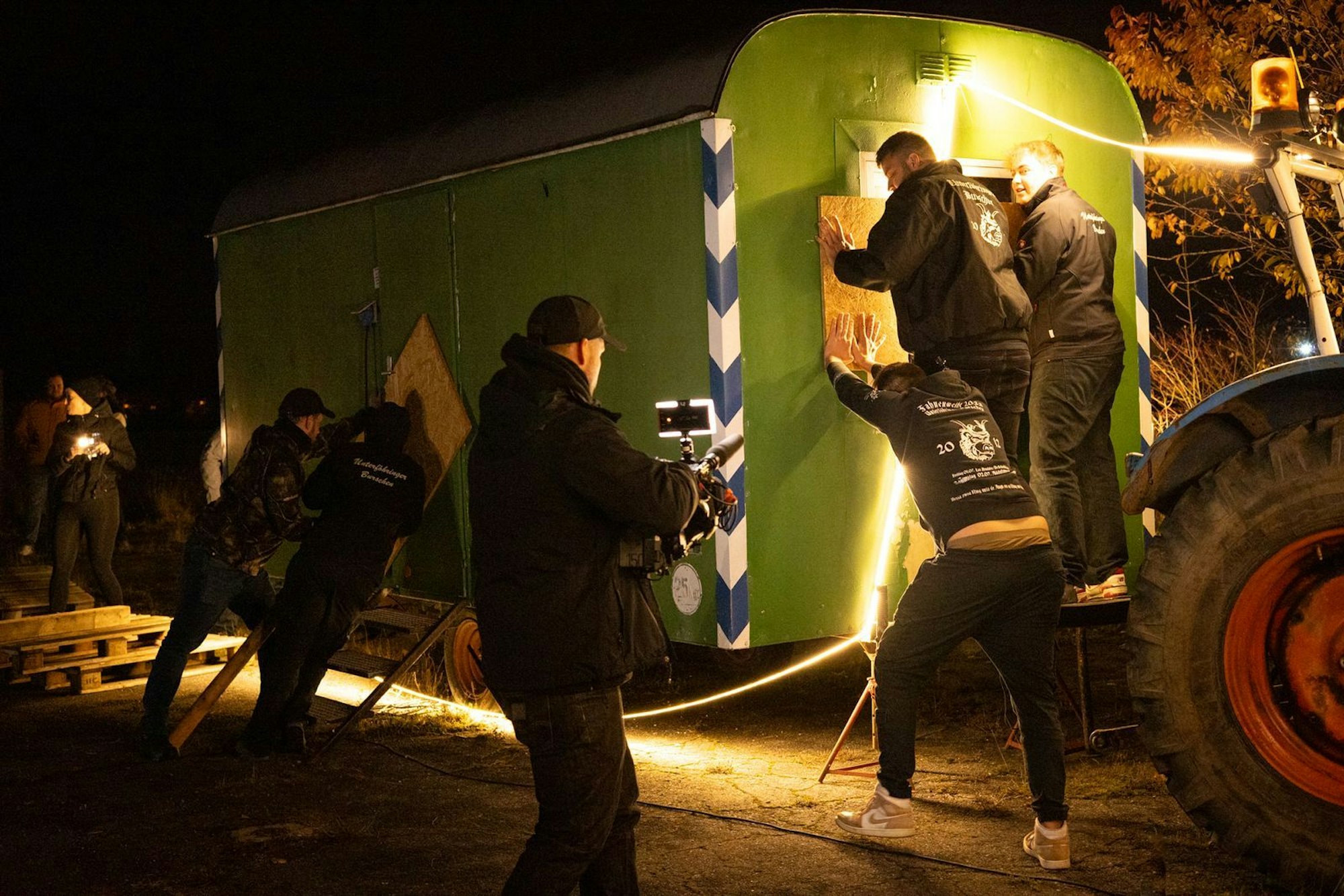 Einige der Nacht- und Nebelaktionen fallen durchaus gefährlich aus, etwa der Kampf ums Stüberl vom Verein Hochbrück-Schleißheim. (Bild: BR/EndemolShine Germany/Jonas Mertens)