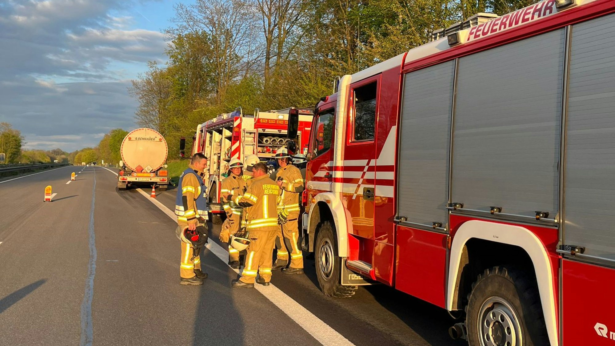 Foto eines Unfalls mit einem Sattelzug auf der Autobahn.