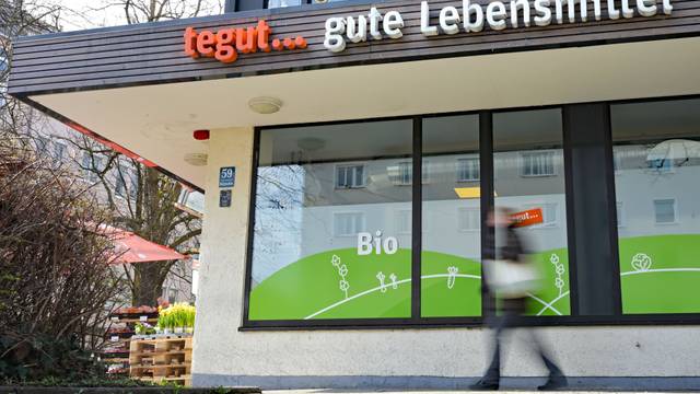 Eine Person läuft an einer tegut-Filiale vorbei. Der bisherige Eigentümer der Kette, der Schweizer Handelskonzern Migros, will sich aus Deutschland zurückziehen.