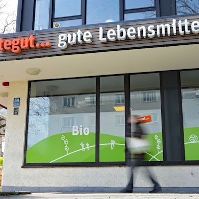 Eine Person läuft an einer tegut-Filiale vorbei. Der bisherige Eigentümer der Kette, der Schweizer Handelskonzern Migros, will sich aus Deutschland zurückziehen.