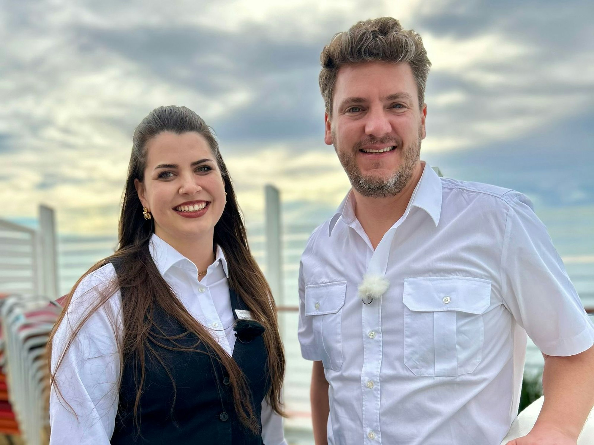 RTL-Reporter Ralf Herrmann begleitet Rezeptionistin Theresa Lorenz bei ihrer Arbeit auf der AIDA Cosma. (Bild: RTL)