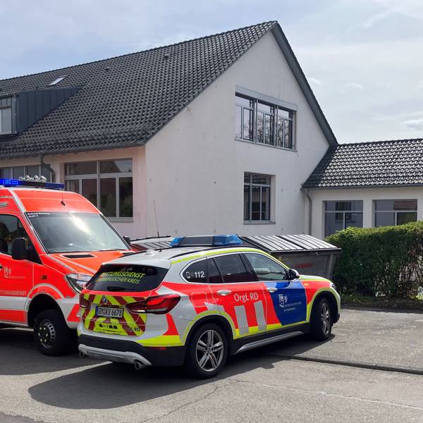 Der Rettungsdienst bei einem Einsatz an einer Schule.