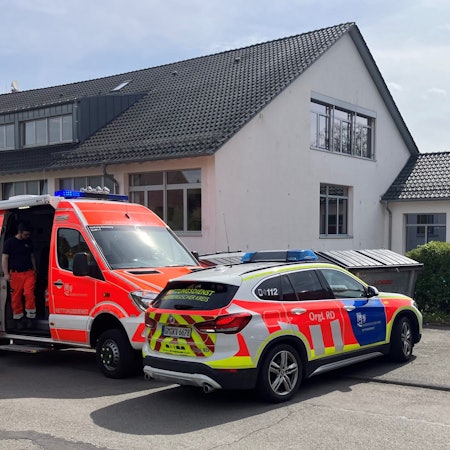 Der Rettungsdienst bei einem Einsatz an einer Schule.