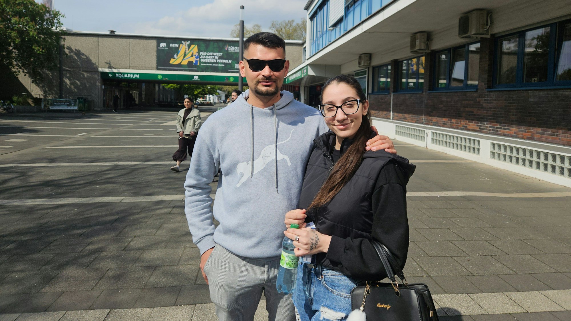 Ein Schild vor der Kasse am Kölner Zoo informiert über das neue dynamische Preissystem.