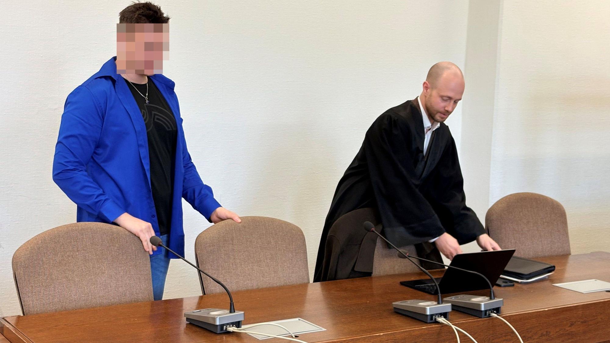 Der Beschuldigte mit seinem Verteidiger Markus Haupt im Kölner Landgericht (Archivbild)