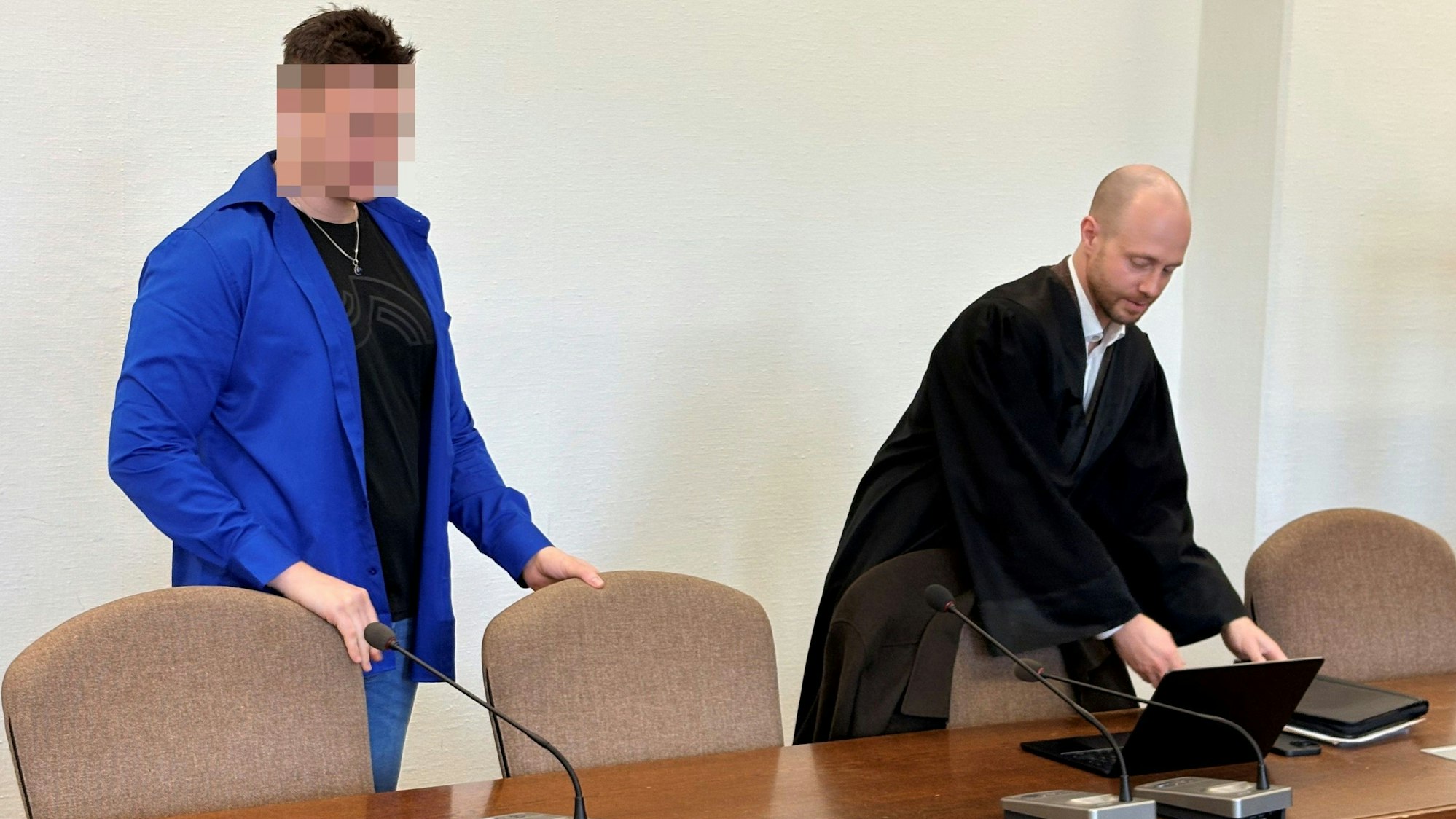 Der Beschuldigte mit seinem Verteidiger Markus Haupt beim Prozessauftakt im Kölner Landgericht