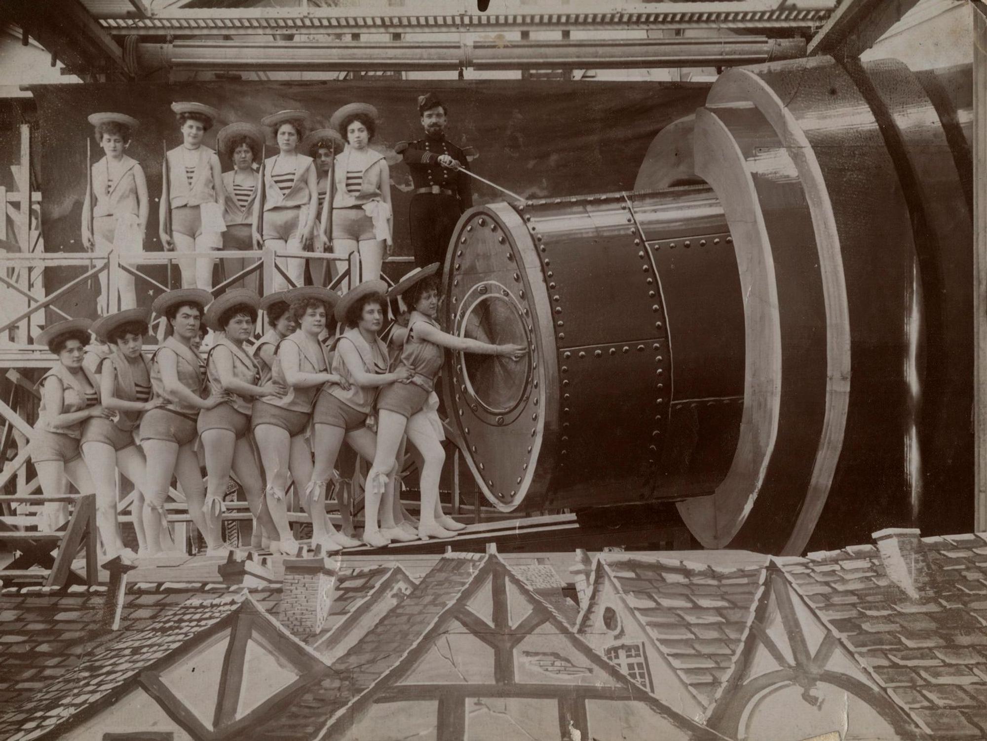Frauen schieben eine Rakete in ein Rohr.