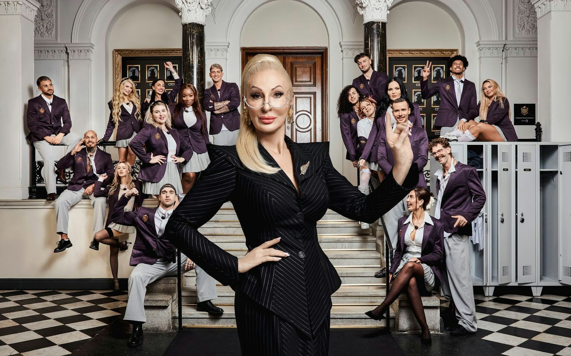 18 Studentinnen und Studenten gehen bei Désirée Nick in den Trash-TV-Unterricht. (Bild: Joyn/Marc Rehbeck)