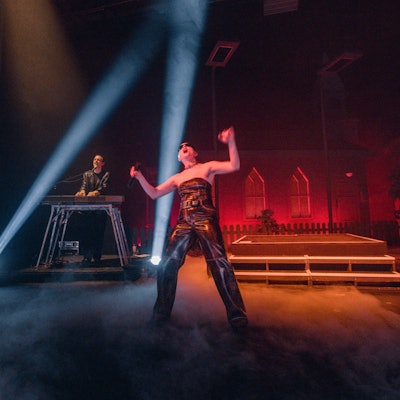 Sängerin Fuffifufzich (Vanessa Loibl) tritt im Depot 1 des Kölner Schauspiels auf.