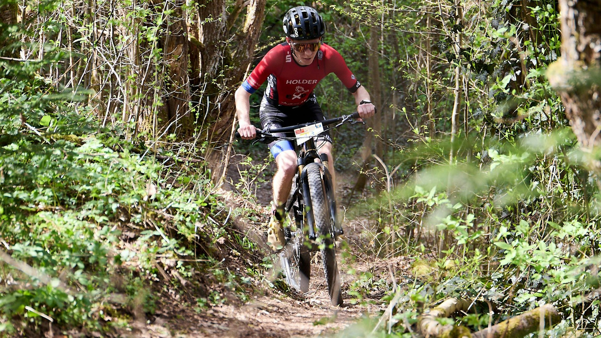 Das Bild zeigt Lars Holder auf einem Mountainbike.