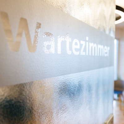 "Wartezimmer" ist auf der Tür eines Wartezimmers in einer Arztpraxis zu lesen.