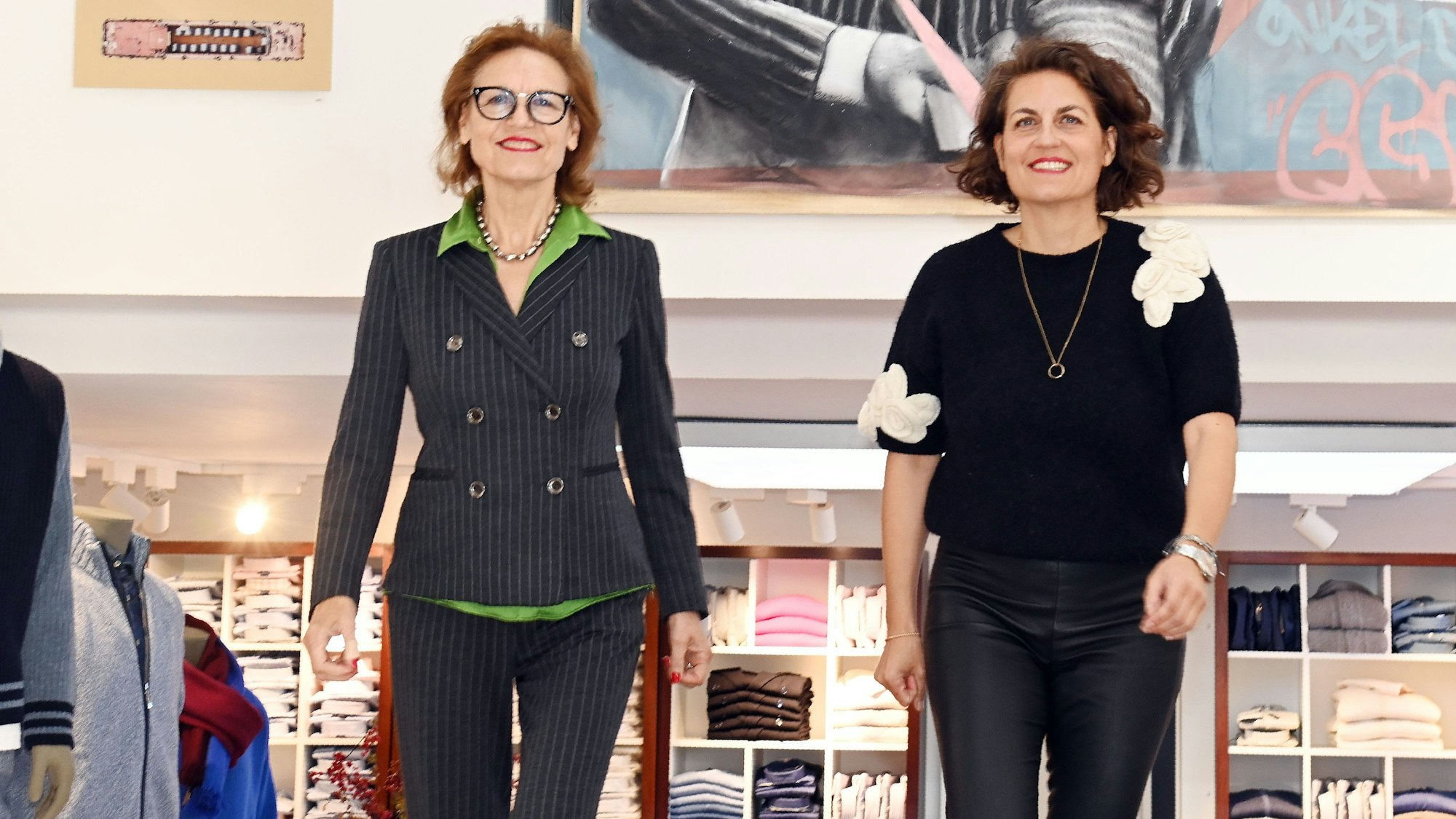 Beim Herrenausstatter Ebinghaus laden Gisela und Alexandra Ebinghaus (r.) zum Grillen auf die Dachterrasse.