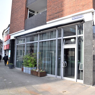 Außenansicht des Restaurants Cotell Cologne im Mauritiussteinweg.