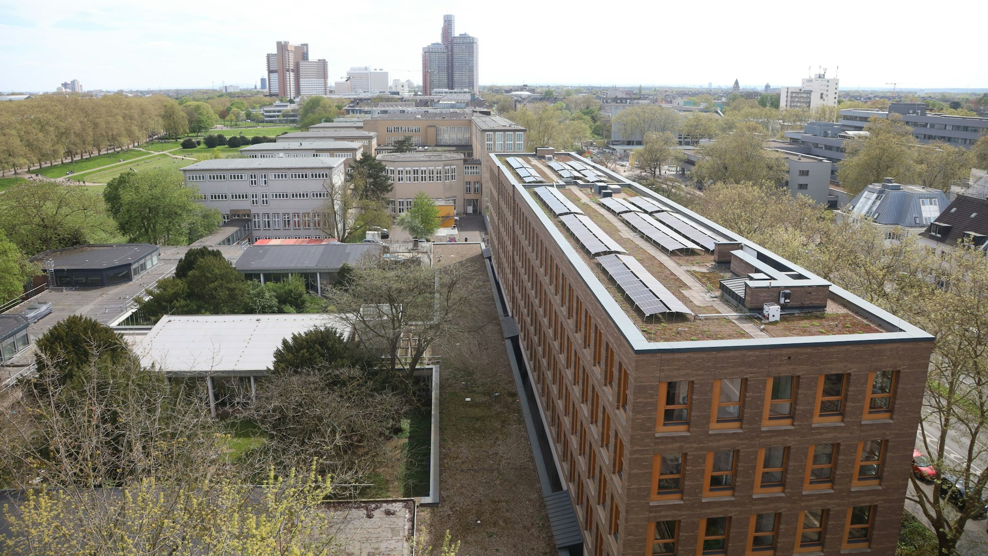 15.04.2026, Köln: Nach sechsjähriger Sanierung WiSo-Hochhaus der Universität zu Köln wiedereröffnet Foto: Arton Krasniqi