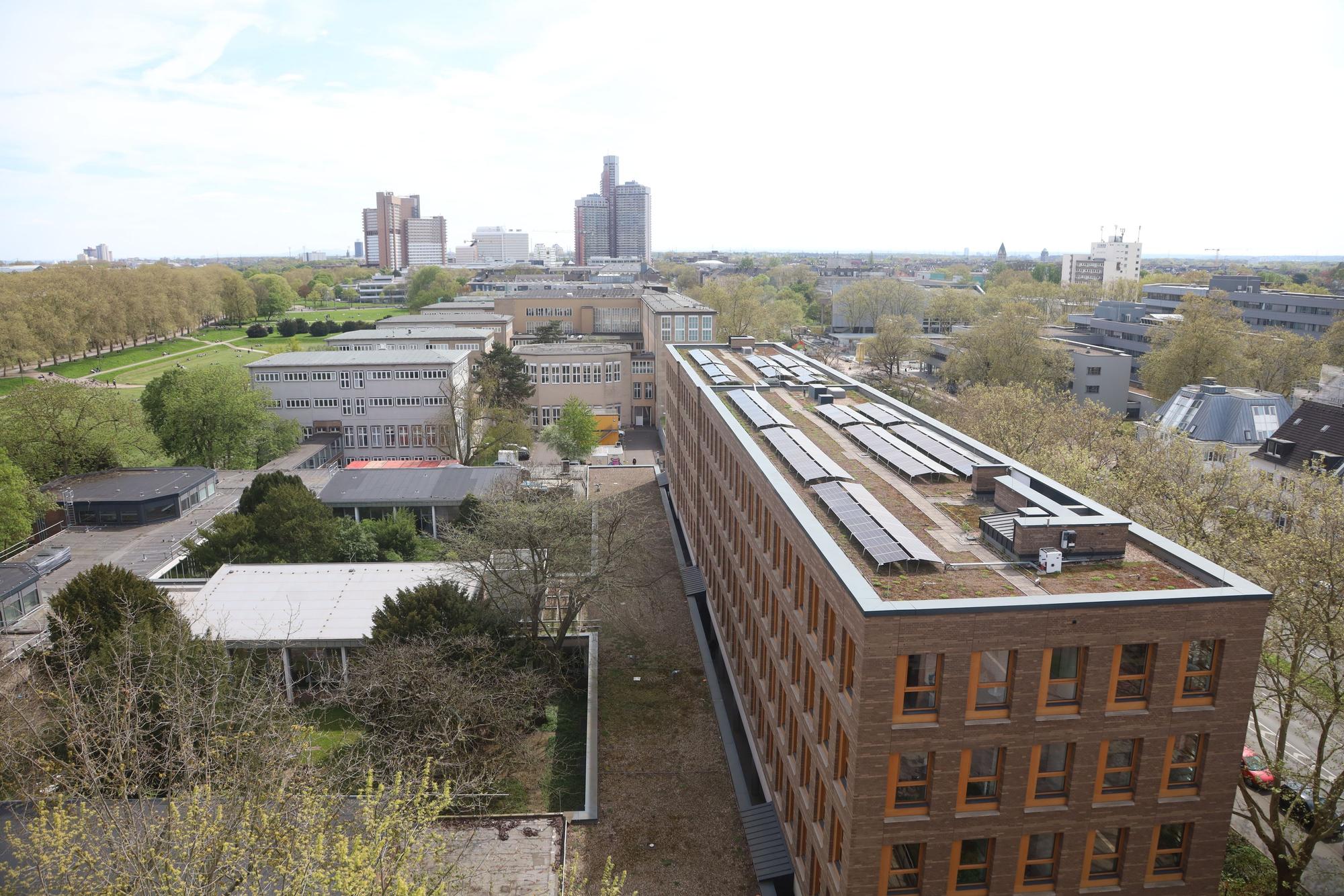 15.04.2026, Köln: Nach sechsjähriger Sanierung WiSo-Hochhaus der Universität zu Köln wiedereröffnet Foto: Arton Krasniqi