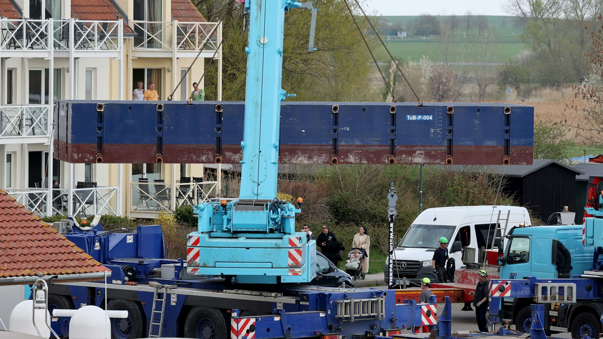 Im Hafen von Kirchdorf auf der Ostseeinsel Poel werden die vier Teile für die Pontons zur Rettung des gestrandeten Buckelwals mit Kränen ins Wasser gehoben.