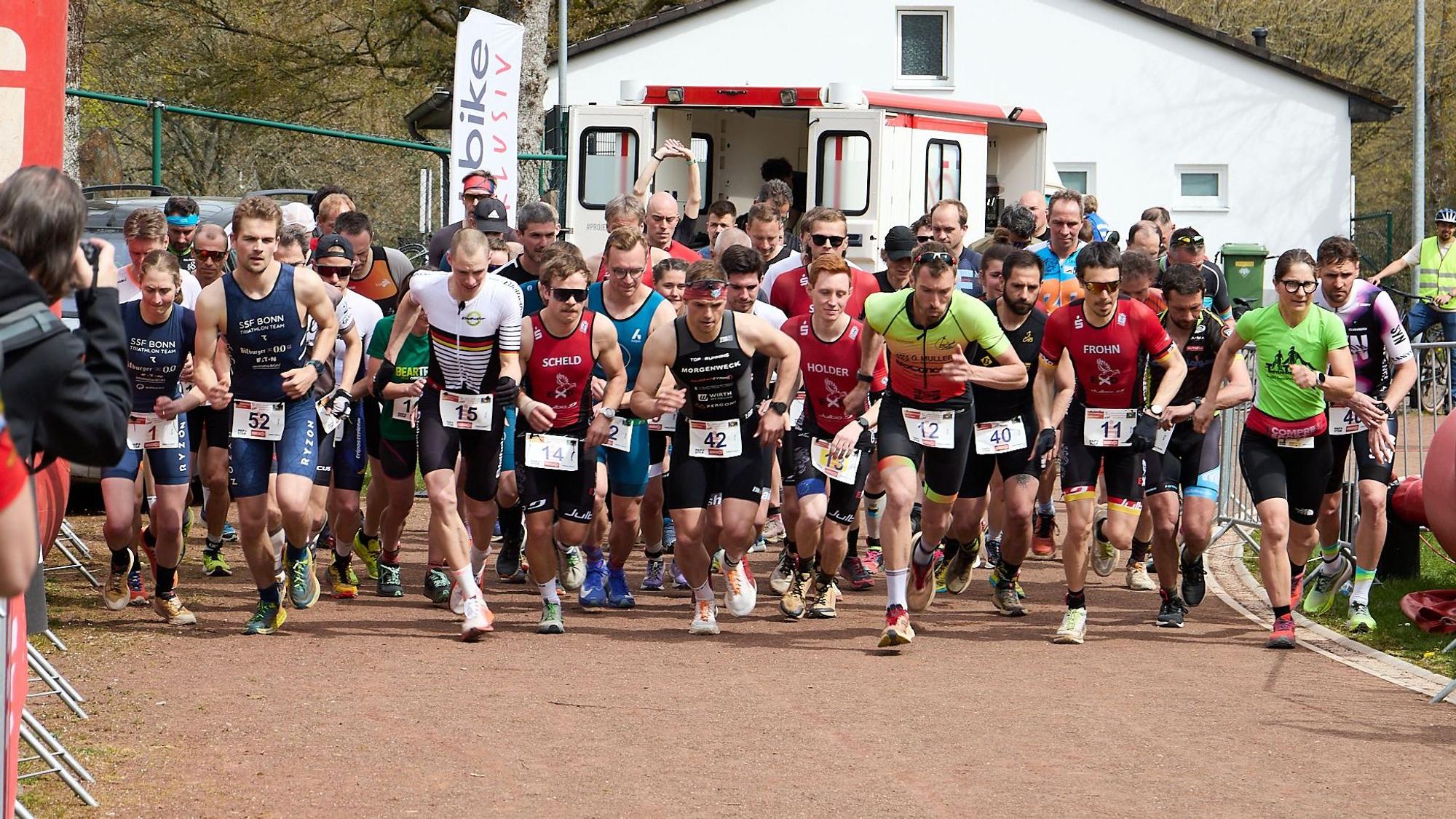 Das Bild zeigt den Start des Crossduathlons.