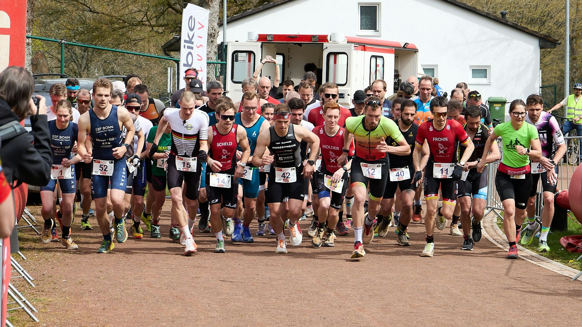 Das Bild zeigt den Start des Crossduathlons.