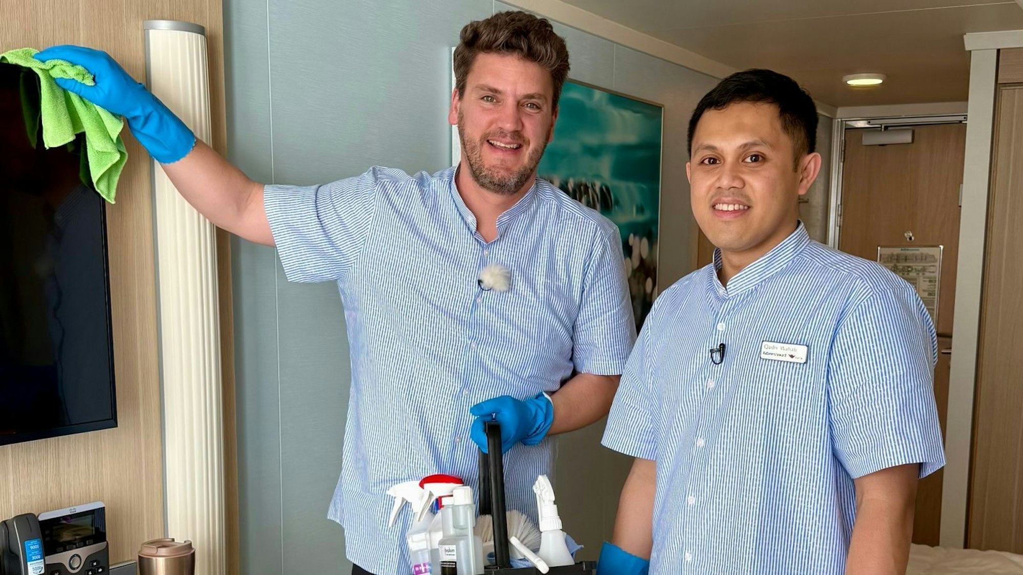 Kabinensteward Qadri Wahad (rechts) stammt aus Indonesien und arbeitet als Kabinensteward auf der AIDA Cosma. (Bild: RTL)