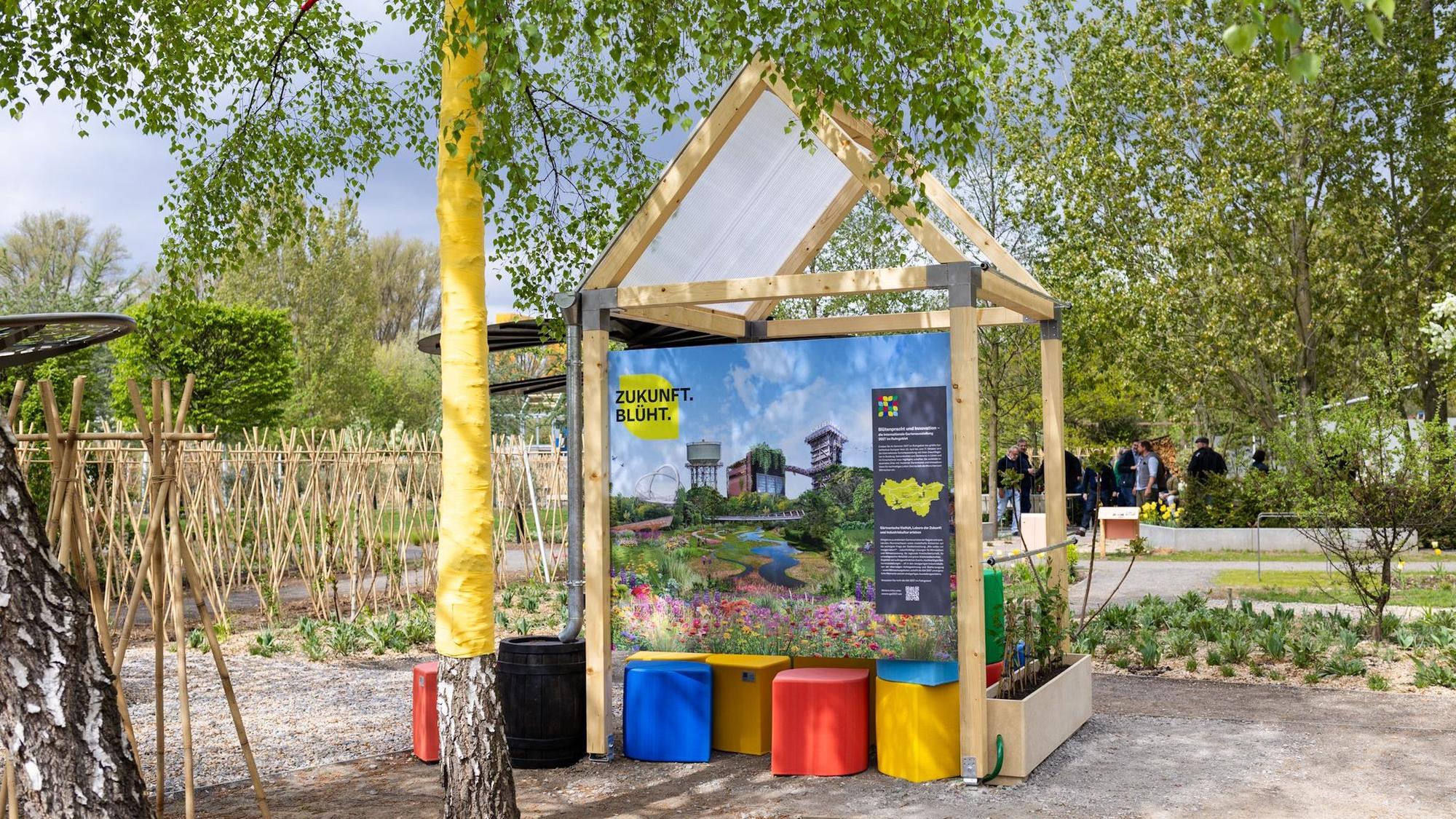 Eine kleine Holzhütte steht mitten in einem Garten.
