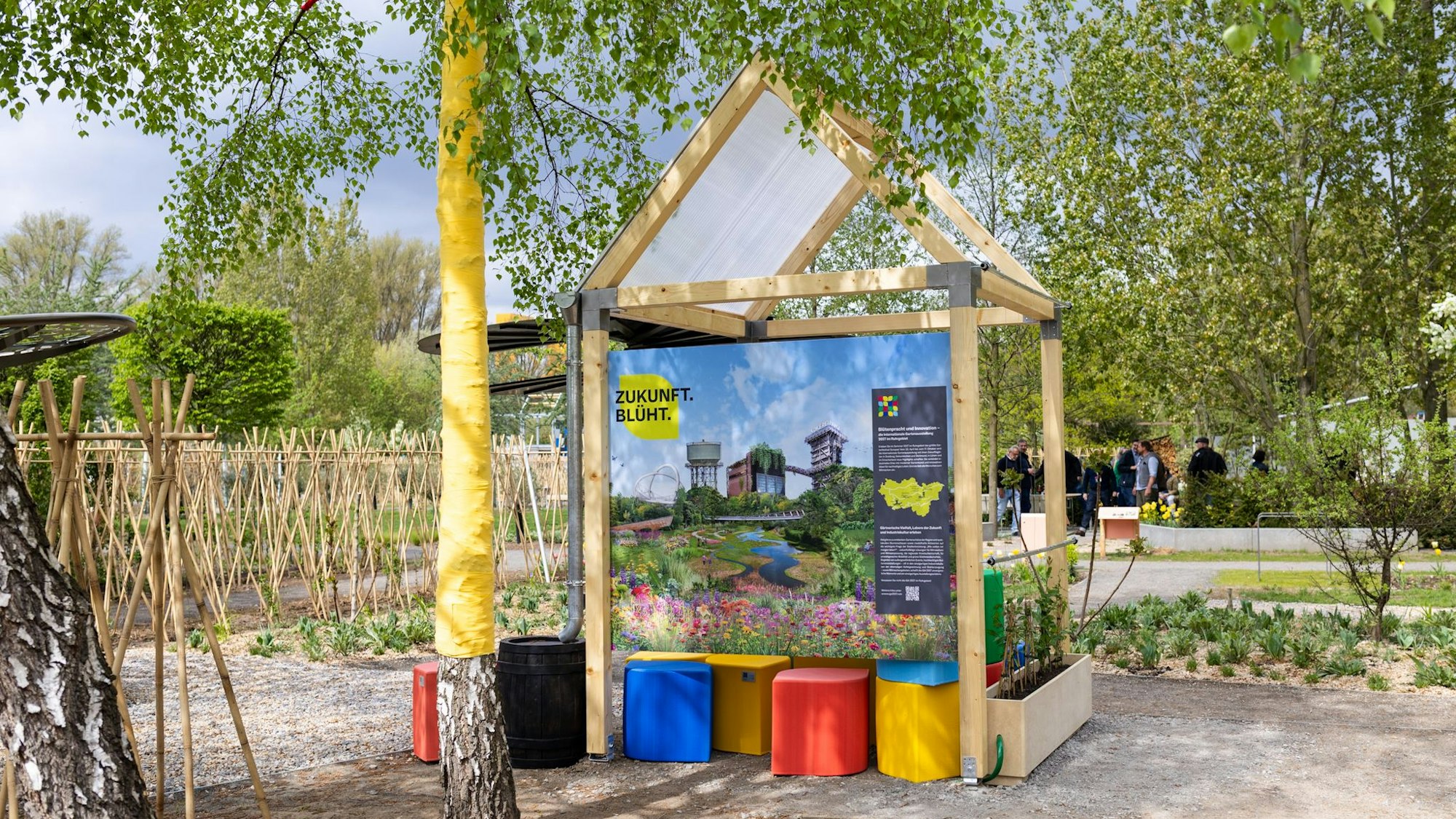 Eine kleine Holzhütte steht mitten in einem Garten.