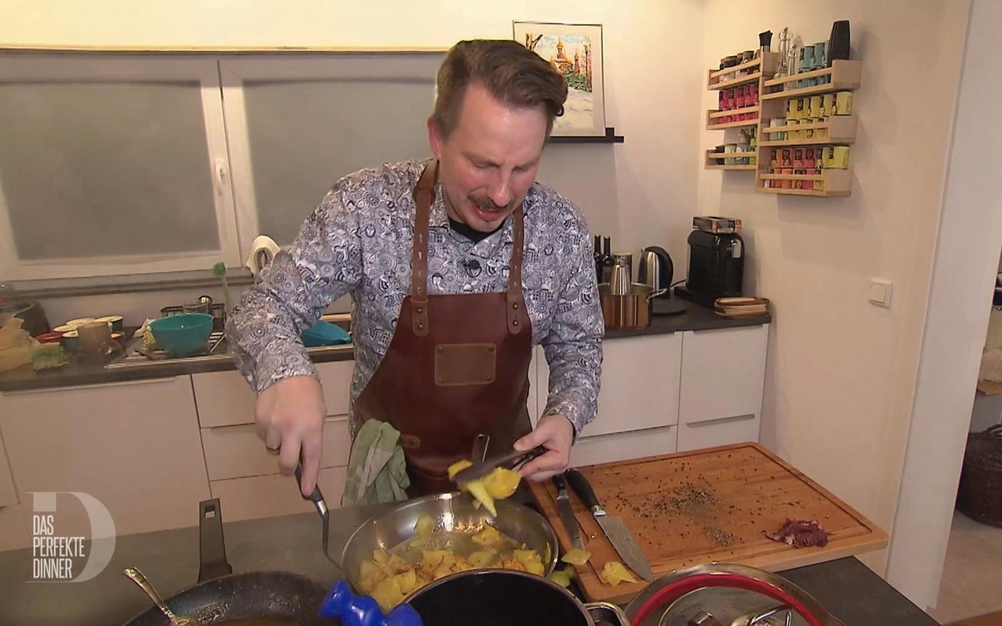 Mist, die Kartoffeln zu dick gehobelt! Ben fällt seine ambitioniertes „Mille-feuille“ auseinander. (Bild: RTL)