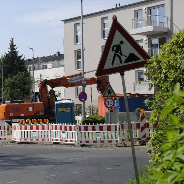Zu sehen ist eine Straße mit Absperrung und Baustelle.