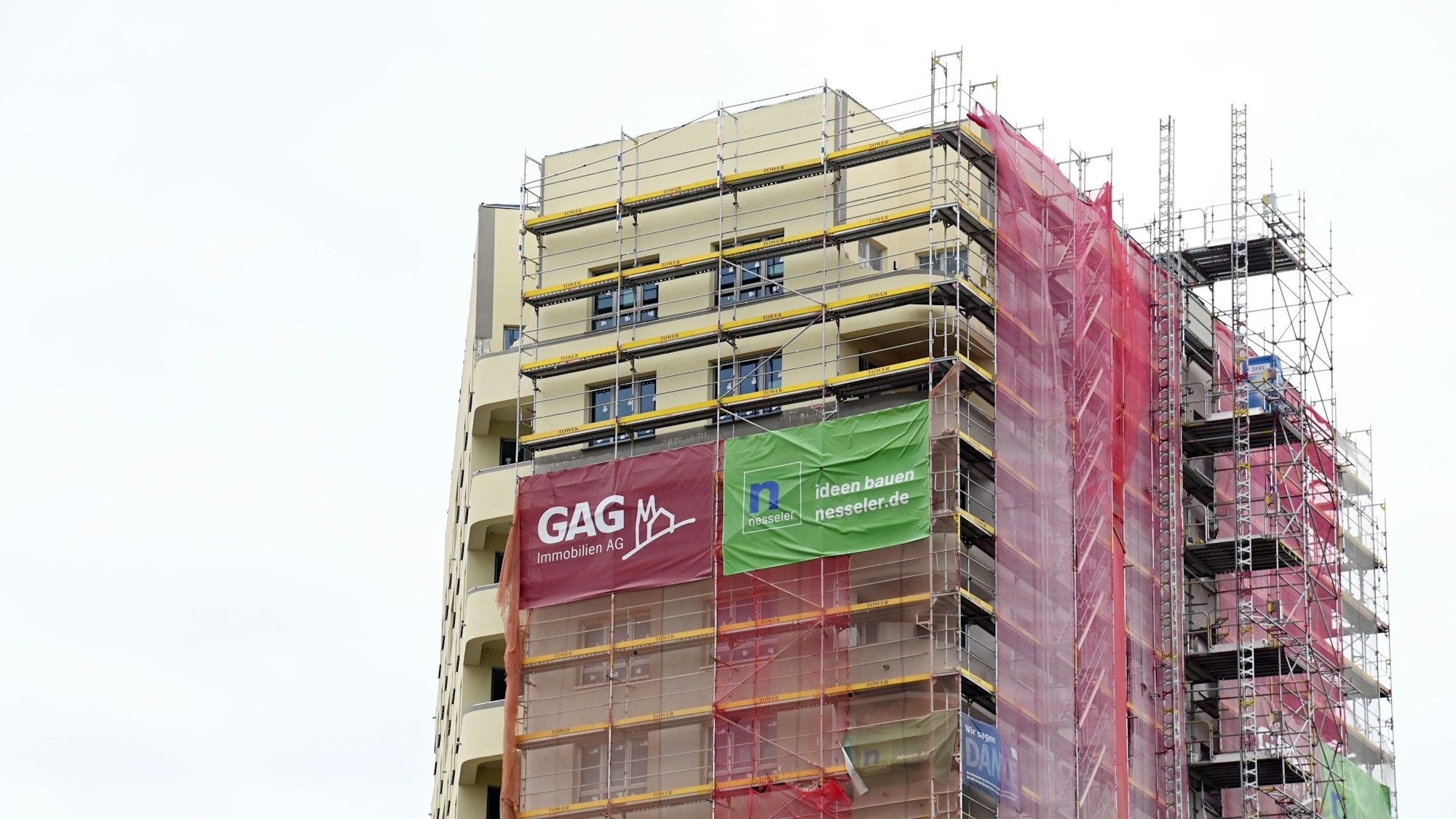 05.06.2025 Köln. Die GAG Immobilien AG stellt ihr Projekt SechtM an der Sechtemer Straße vor, das angeblich erste Bauprojekt der Parkstadt Süd. Hier sollen in einem 15-geschossigem Gebäude mehr als 200 Wohnungen sowie Gewerbeflächen entstehen. Foto: Alexander Schwaiger