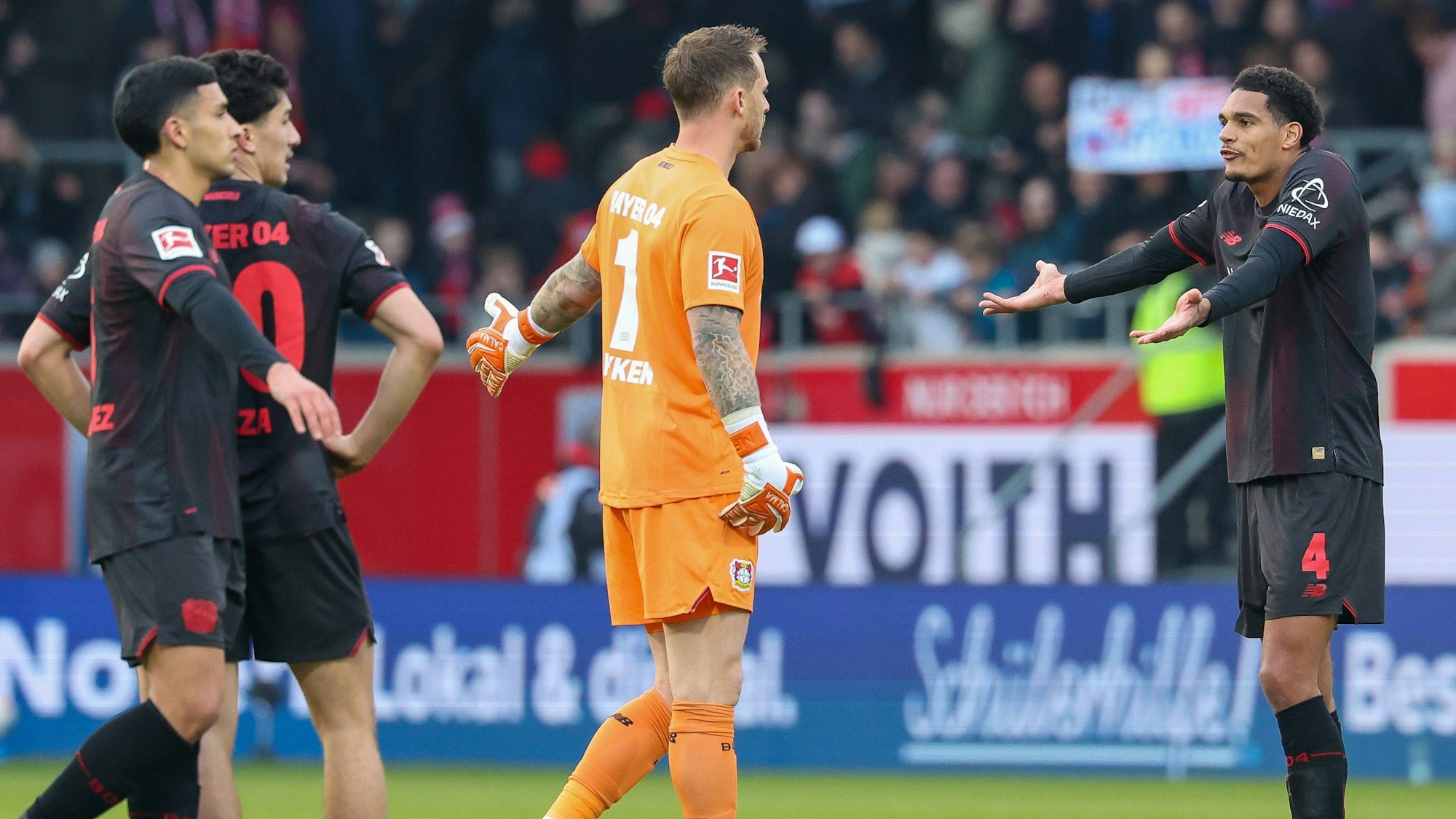 Diskussionen nach Spielende in Heidenheim: Jarell Quansah (r.) und Torwart Mark Flekken im Gespräch, links: Equi Fernández und Ibrahim Maza.