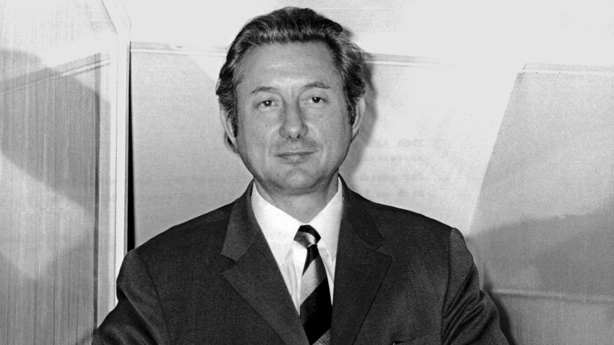 Theo Albrecht steht am 17. Dezember 1971 am Fenster seiner Essener Villa.