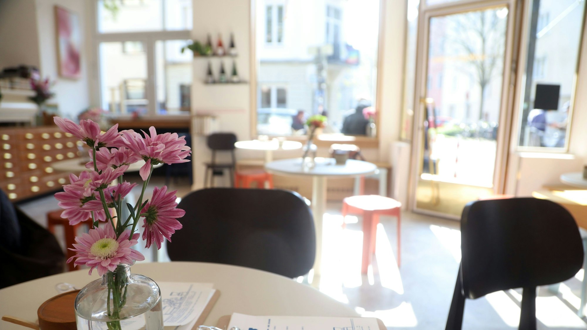 Der Gastraum des Underdog Espresso mit Blick nach draußen. Die Sonne scheint ins Lokal.