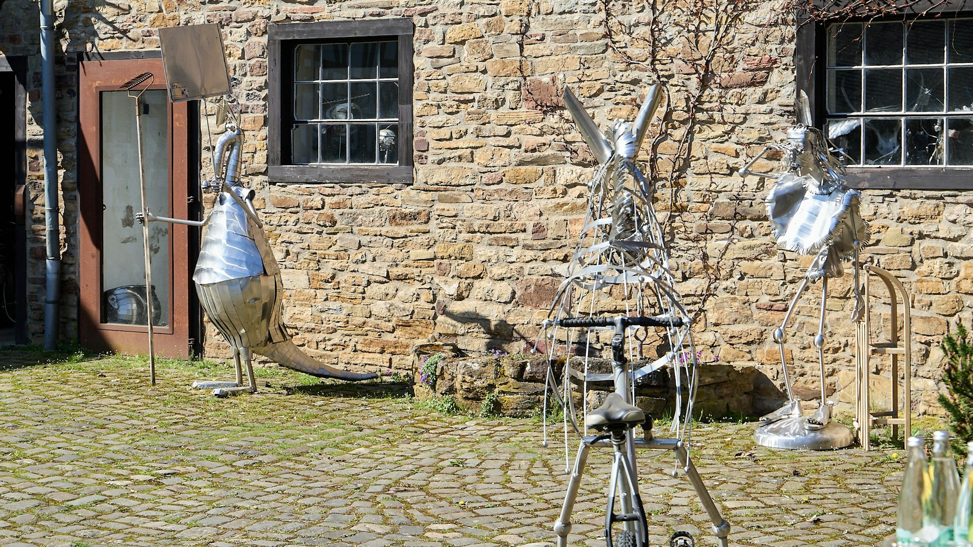Eine Vielzahl von skurrilen Edelstahl-Objekten stehen auf dem Kunsthof des Stahlbildhauers Peter Ratz in Eiserfey.