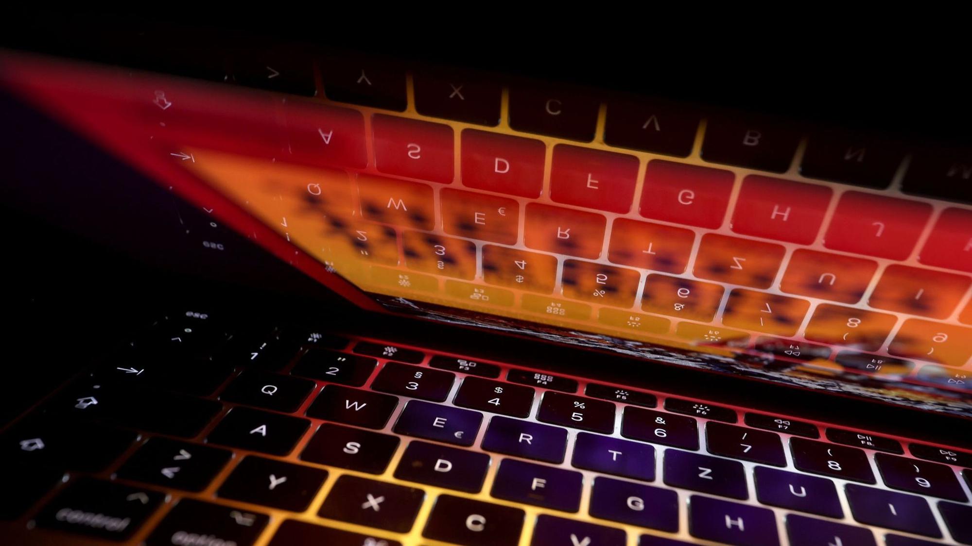 Aufgeklappter Laptop steht auf einem Tisch