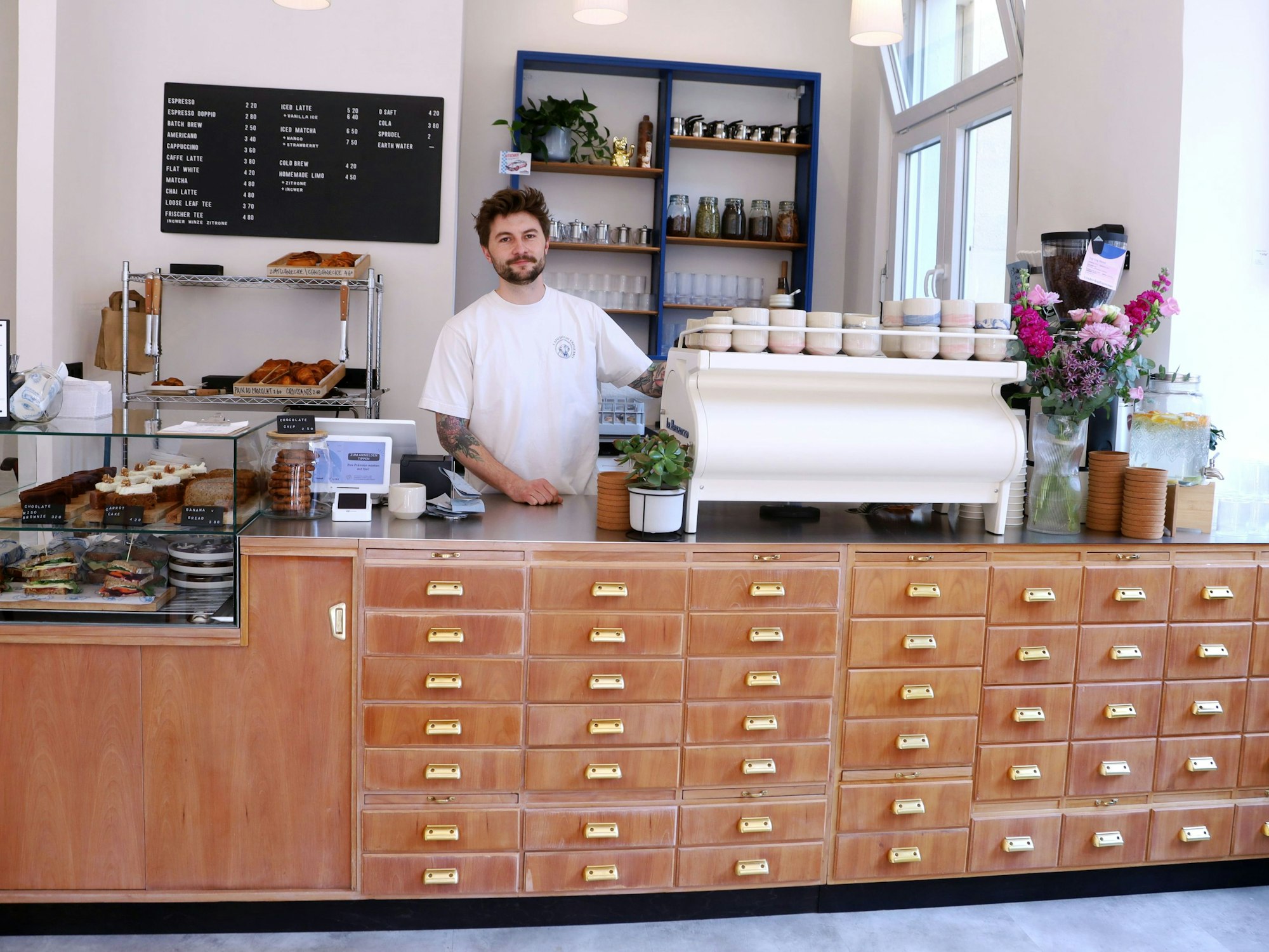 Nico Chapman steht hinter dem halbhohen Tresen.