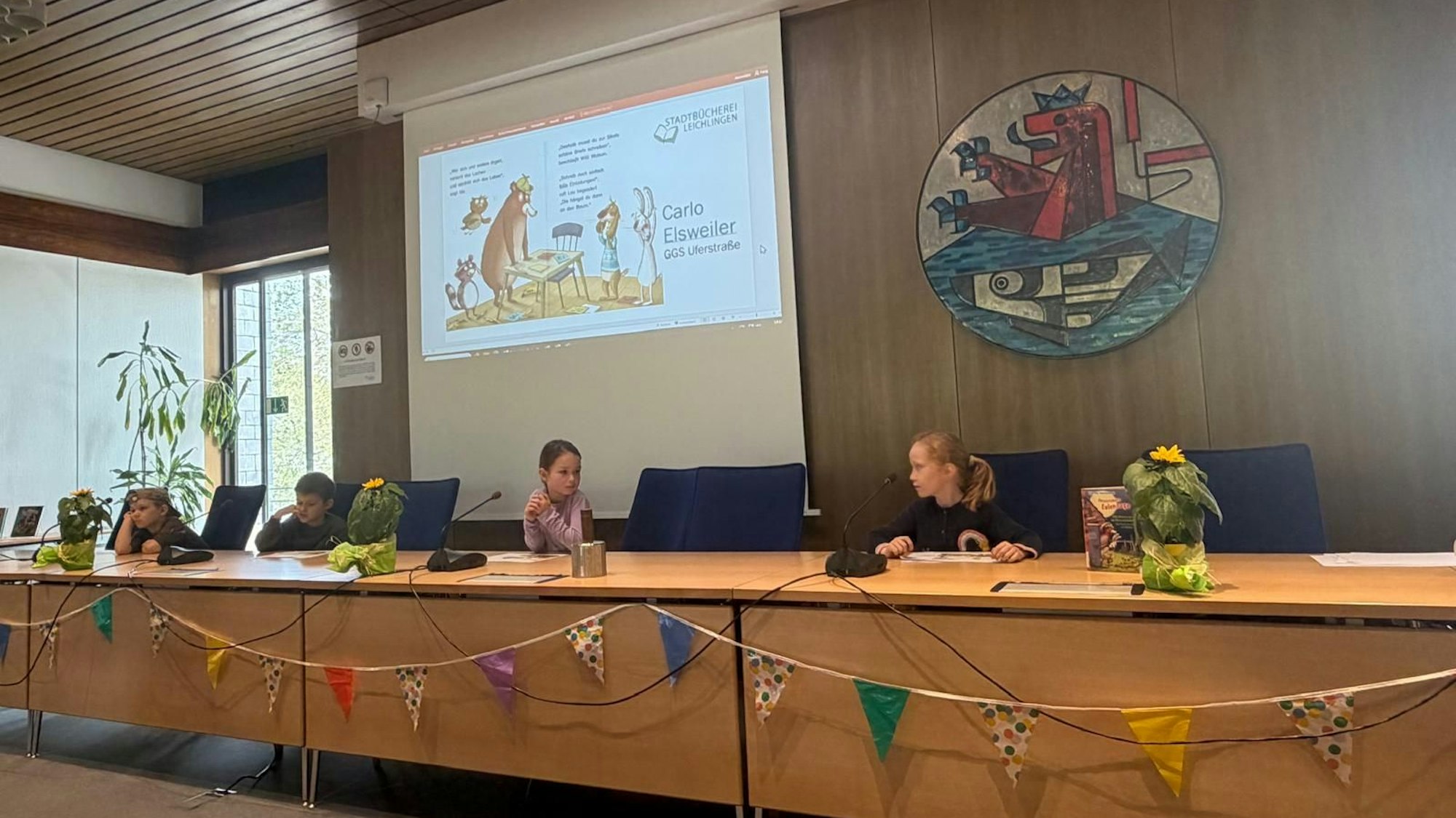 Die Schulgewinner der 1. Klasse lesen aus Detektivbüro Eulenauge.