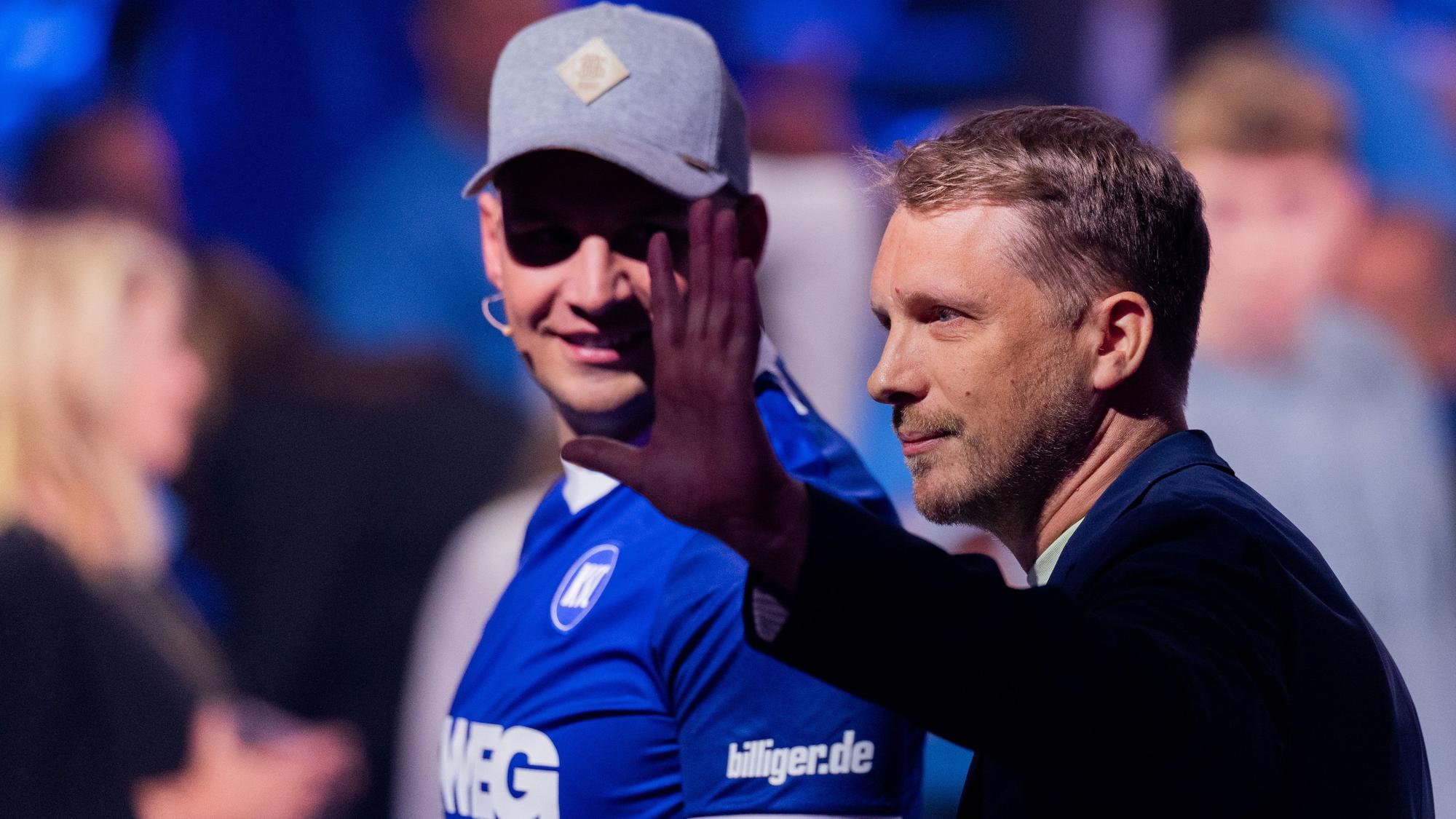 Pietro Lombardi (l), und Oliver Pocher, unterhalten sich in einer Werbepause im Finale der RTL Castingshow ‚Deutschland sucht den Superstar‘ im Coloneum.