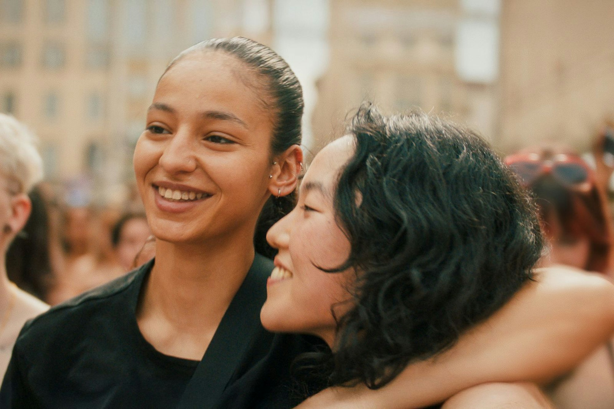 Als Fatima (Nadia Melliti, links) die Krankenschwester Ji-Na (Ji-Min Park) kennenlernt, entdeckt sie eine neue Seite an sich. (Bild: Alamode Filmverleih/Die Filmagentinnen/Katuh Studio/Arte France/mk2Films)